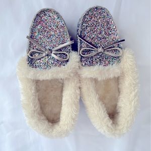 Target Glitter moccasin slipper Size Girl’s 2